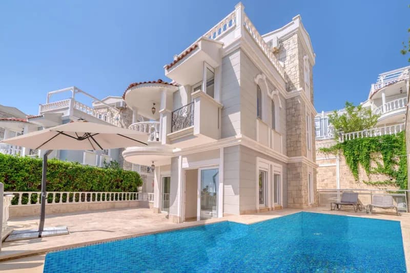 Magnificent 3+1 Villa With Private Pool & Full Sea/Castle View In Cikcilli, Alanya — photo 1