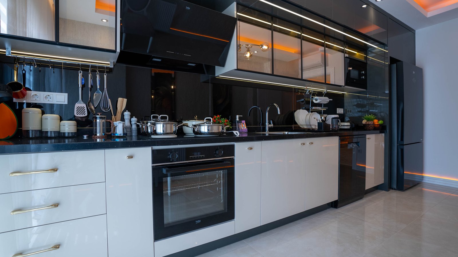 007 – 37 – Showroom Yekta Sungate