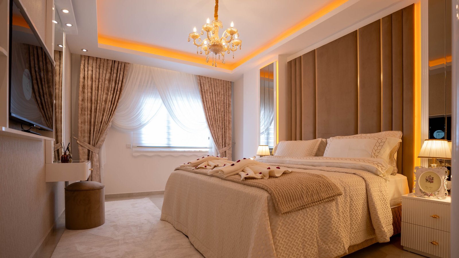 013 – 37 – Showroom Yekta Sungate